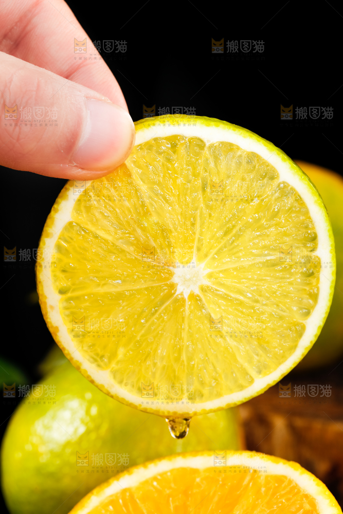 手里拿着新鲜褚橙