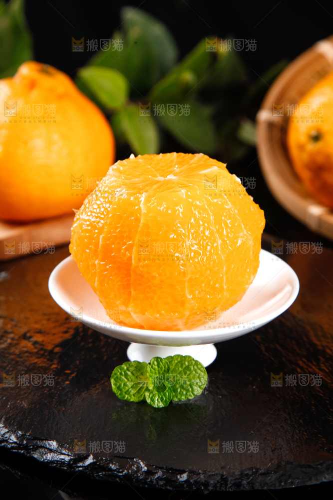 石板上放着一碟丑八怪
