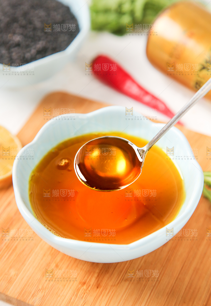 碟子里的料酒