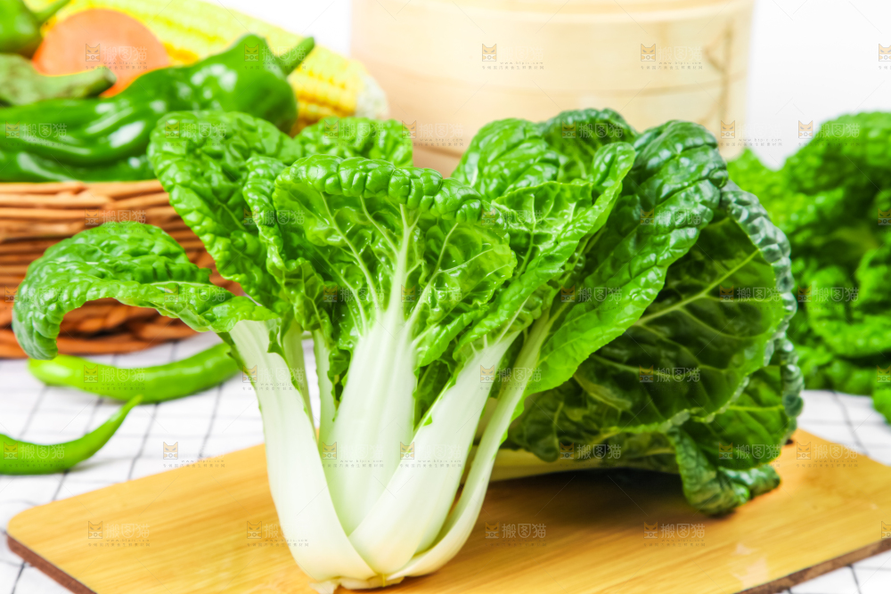 木板上的奶油白菜