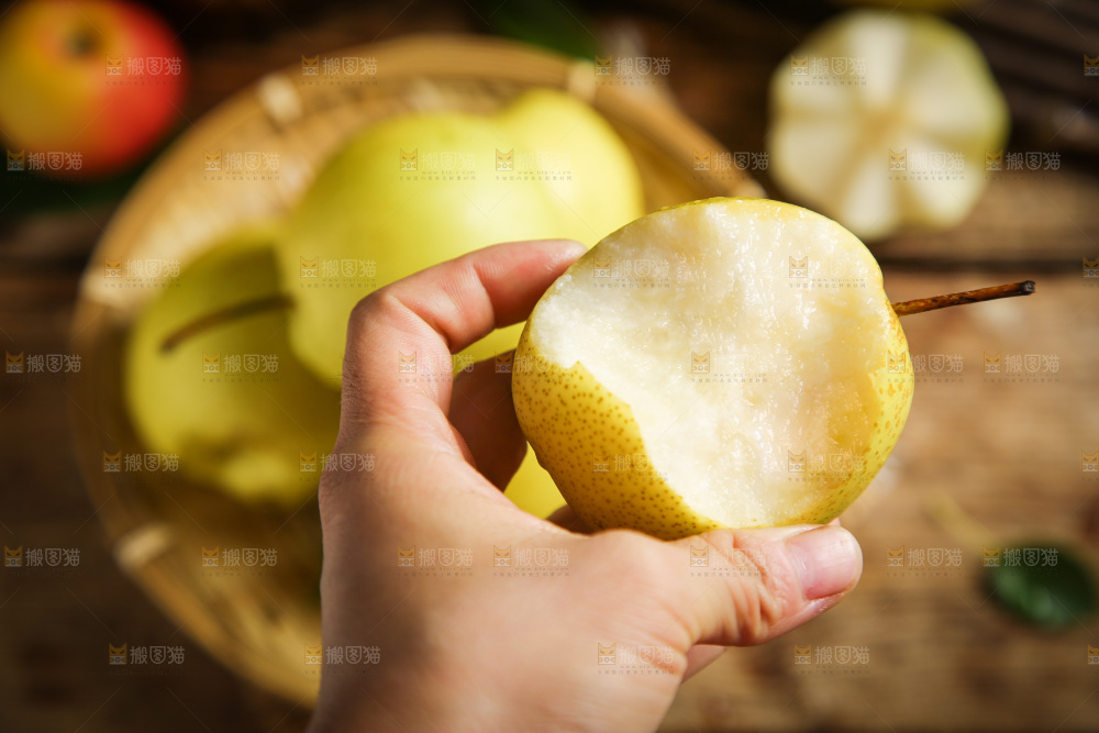 手里拿着新鲜梨子