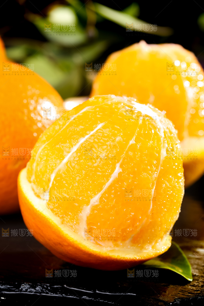 深色上放着脐橙