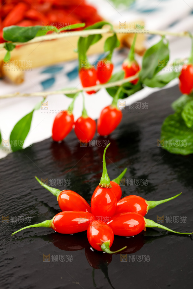 深底上放着枸杞鲜果