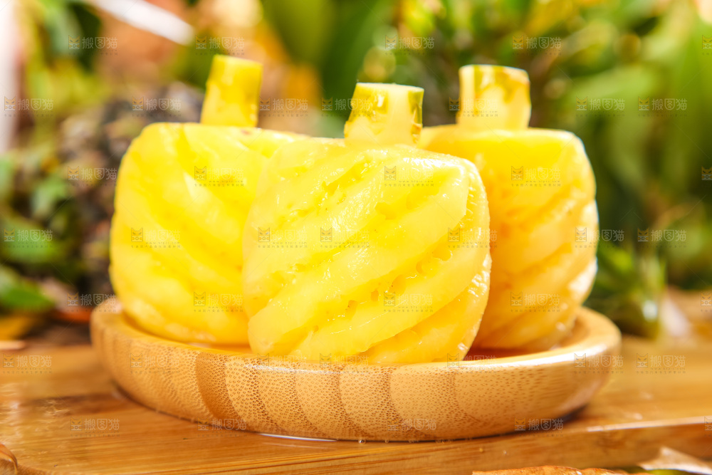 木板上的泰国香水小菠萝
