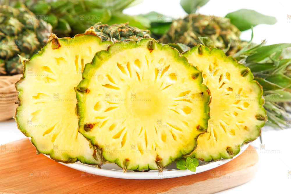 盘子里的泰国香水小菠萝