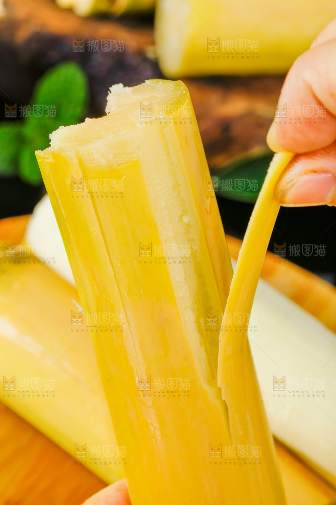 手里拿着新鲜甘蔗