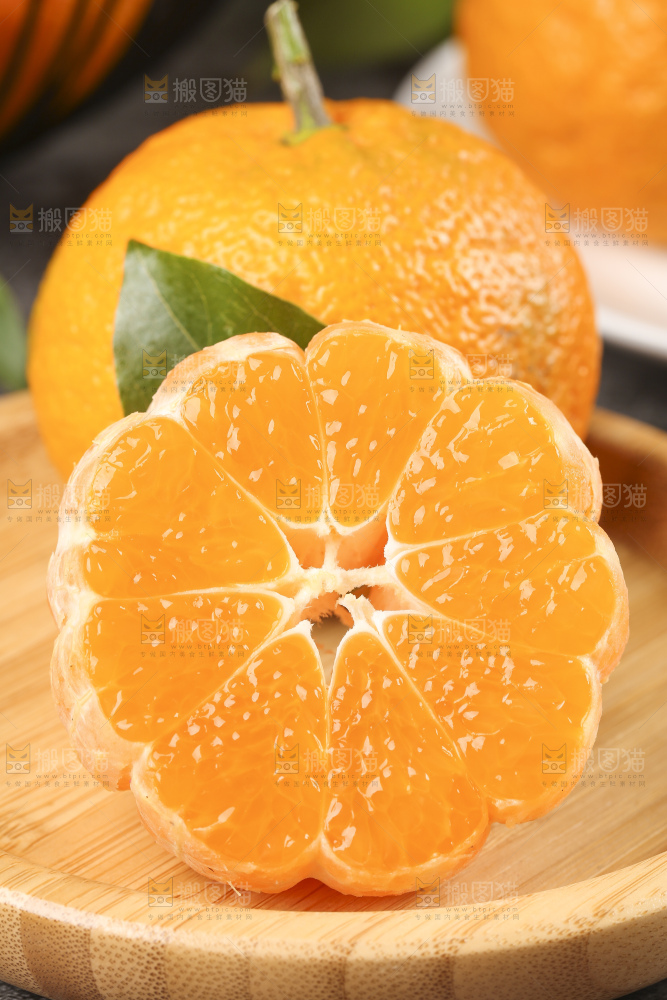 木板上放着丑橘