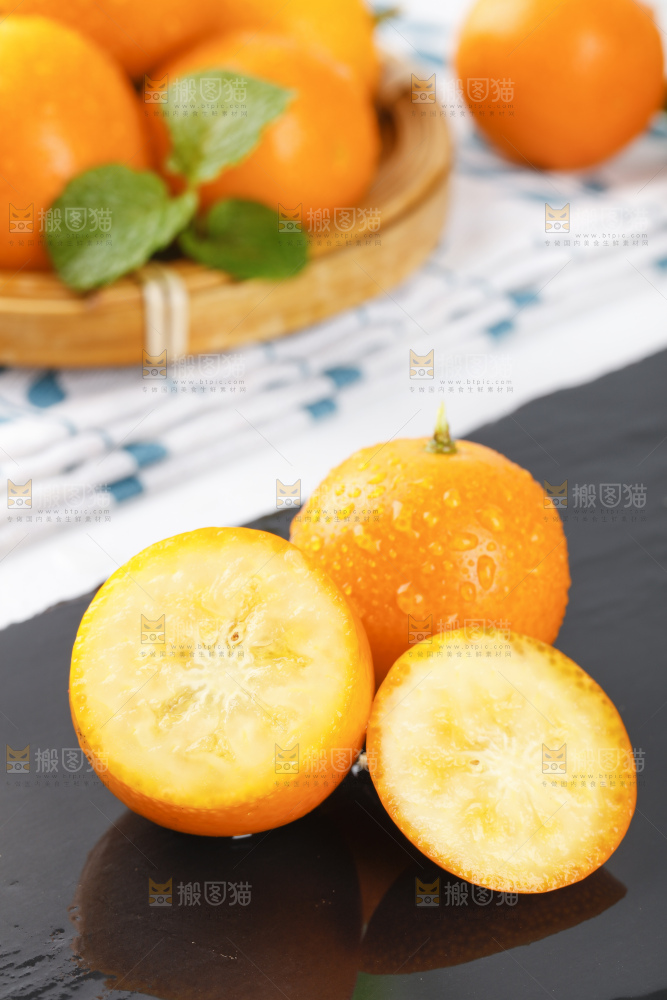 黑石板上的广西金钱橘