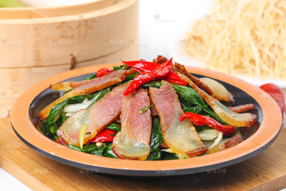 盘子里装着腊肉炒蒜苗