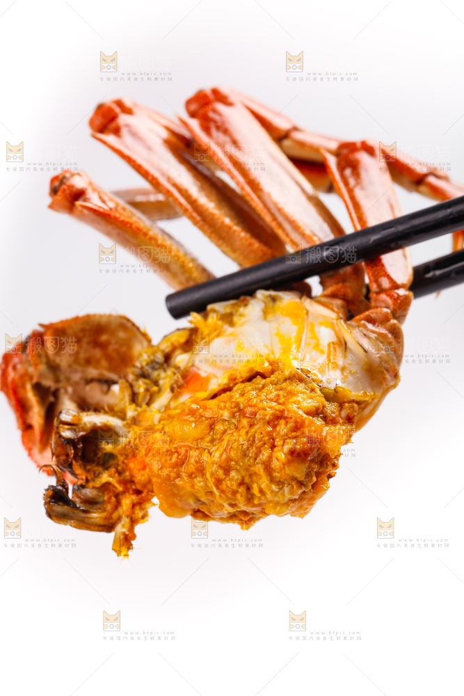 手里拿着清蒸螃蟹