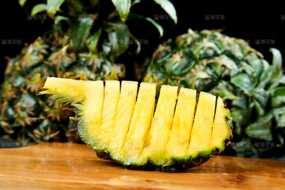 木底上的泰国小菠萝