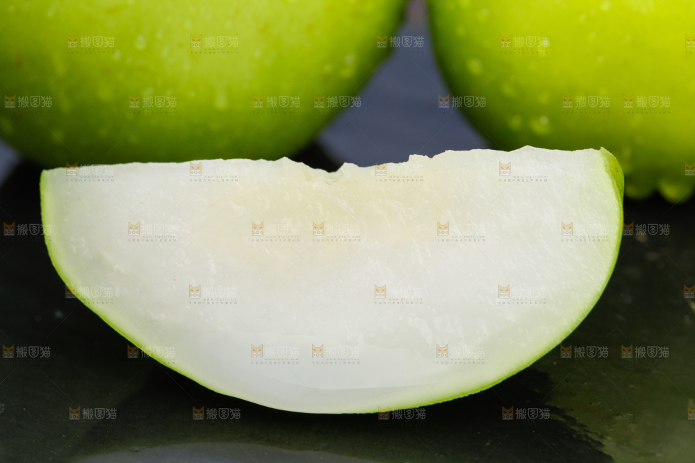 黑底上放着牛奶青枣果肉