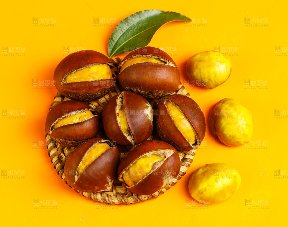 黄底上放着生板栗