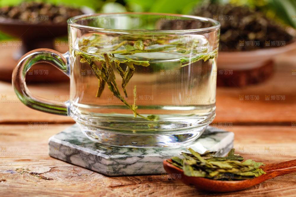 杯子里泡着龙井茶