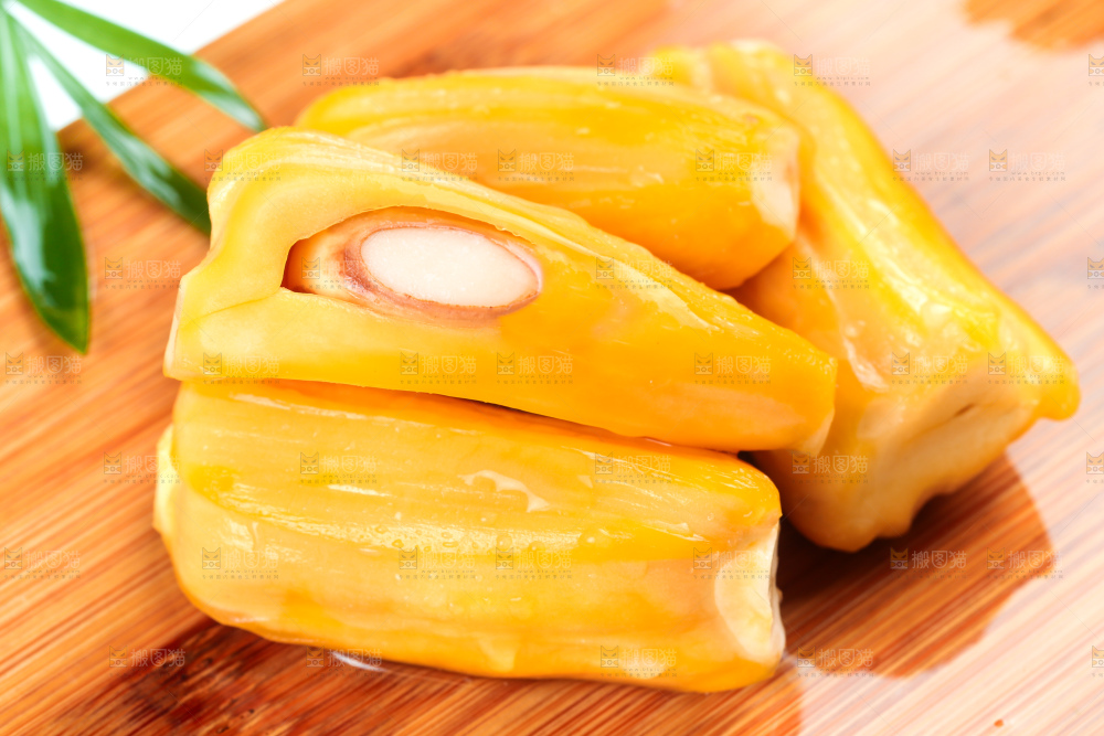 木板上放着新鲜菠萝蜜