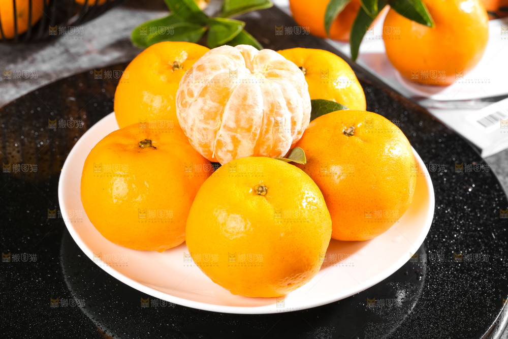 黑石板上放着永春芦柑