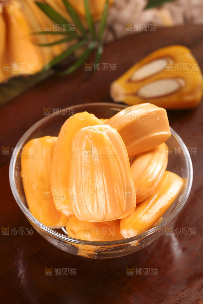 盘子里装着红心菠萝蜜
