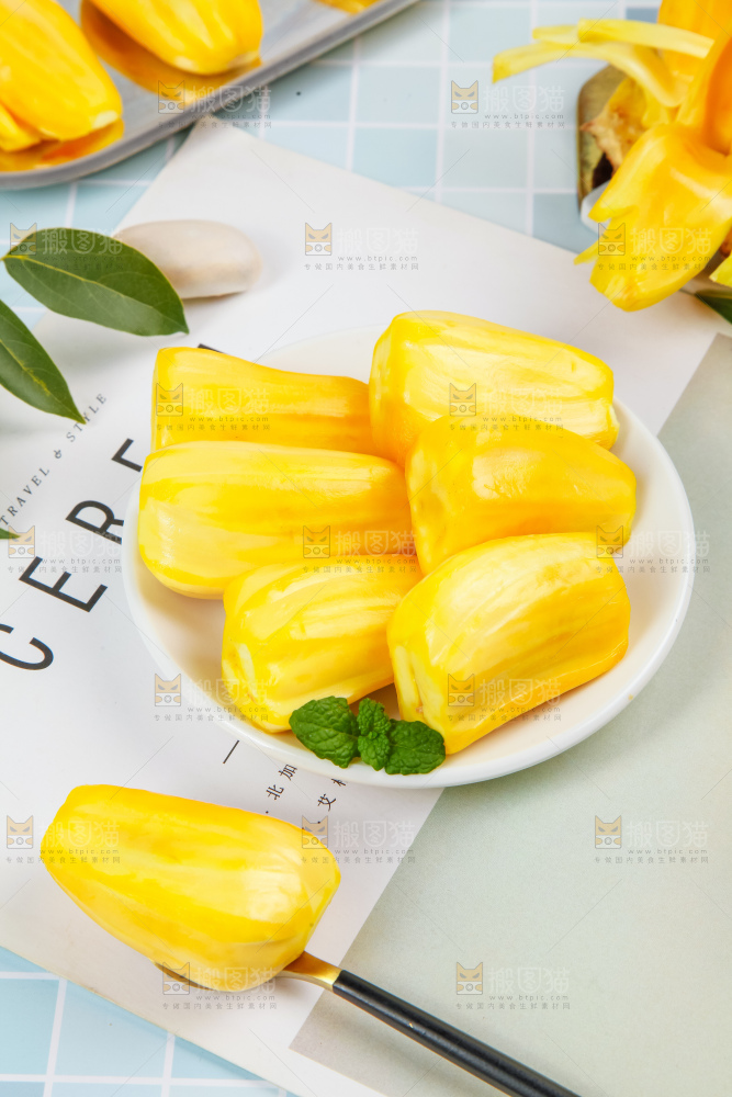 盘子里装着黄心菠萝蜜