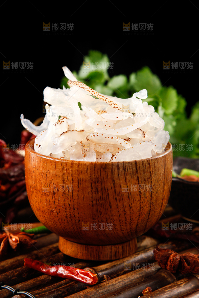 碗里装着白花海蜇丝