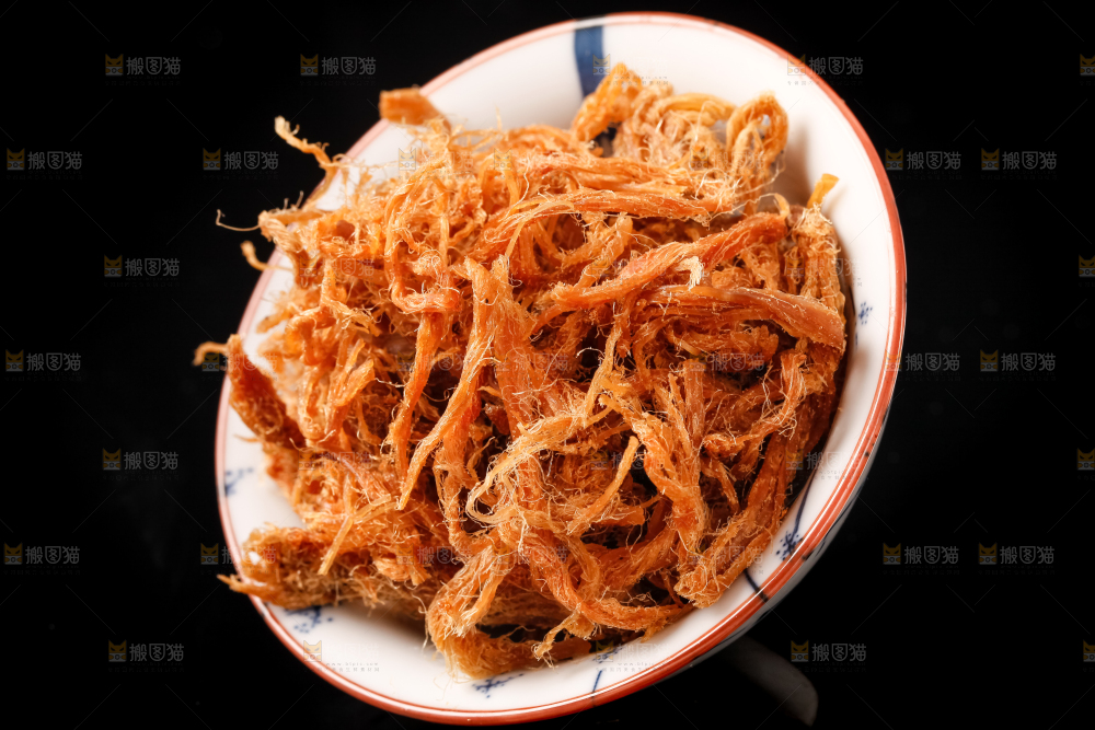 黑底上放着手撕肉干