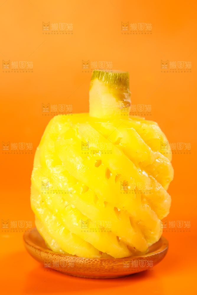 黄底上的泰国迷你小菠萝