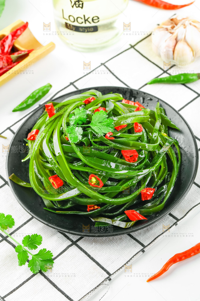 盘子里的凉拌海带丝