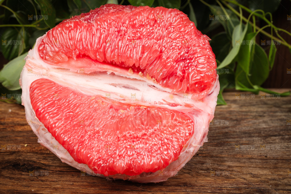 木板上的红柚果肉