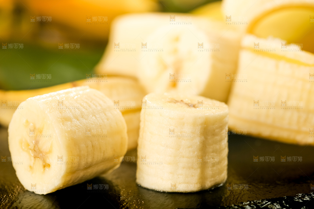 黑石板上的黄皮香蕉
