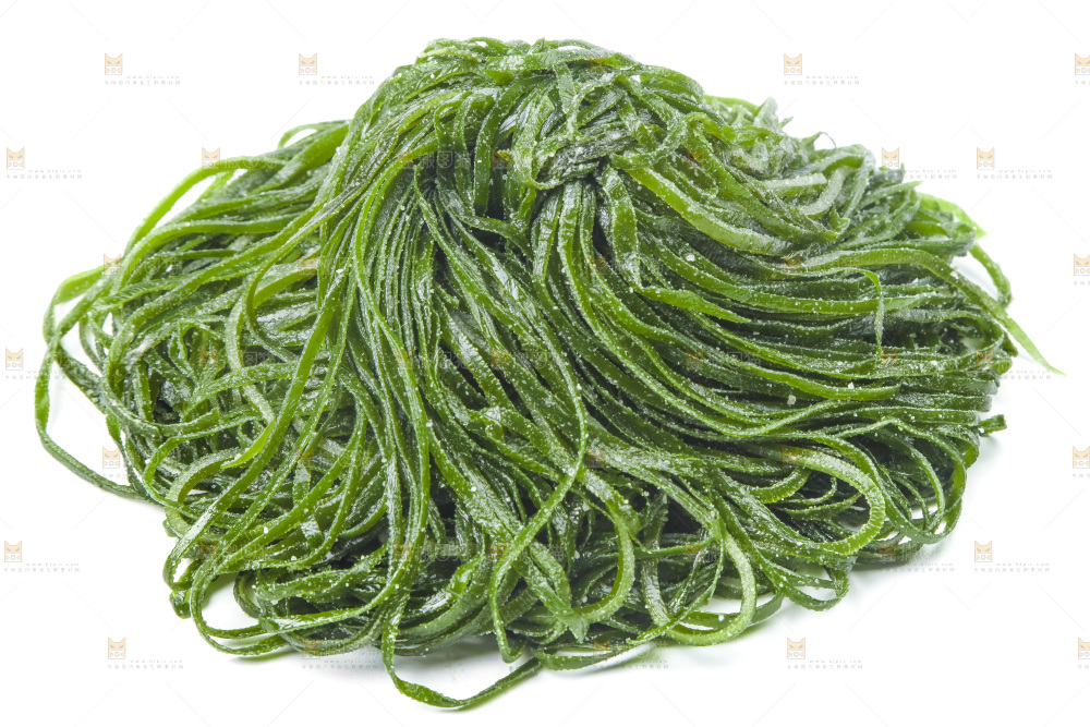 白底上的盐渍海带丝