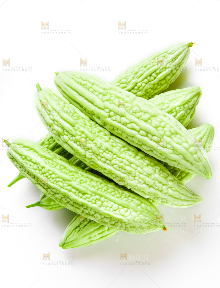 白底上摆放着新鲜苦瓜