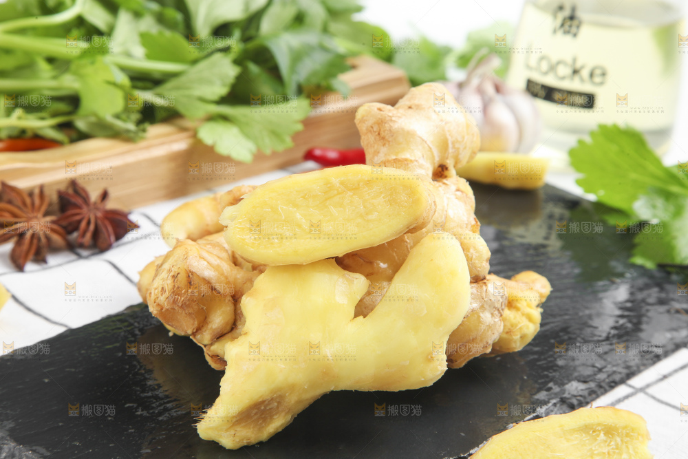 黑石板上的云南小黄姜