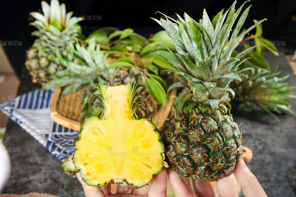 手里拿着新鲜小菠萝