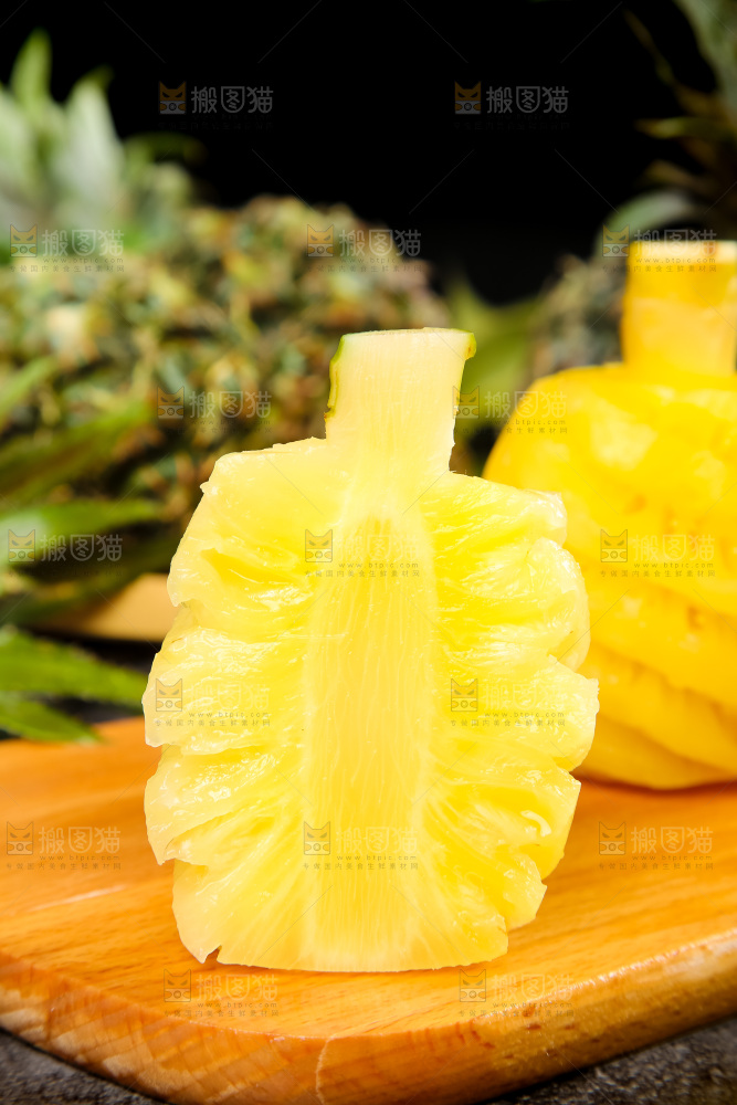 木板上的泰国迷你小菠萝