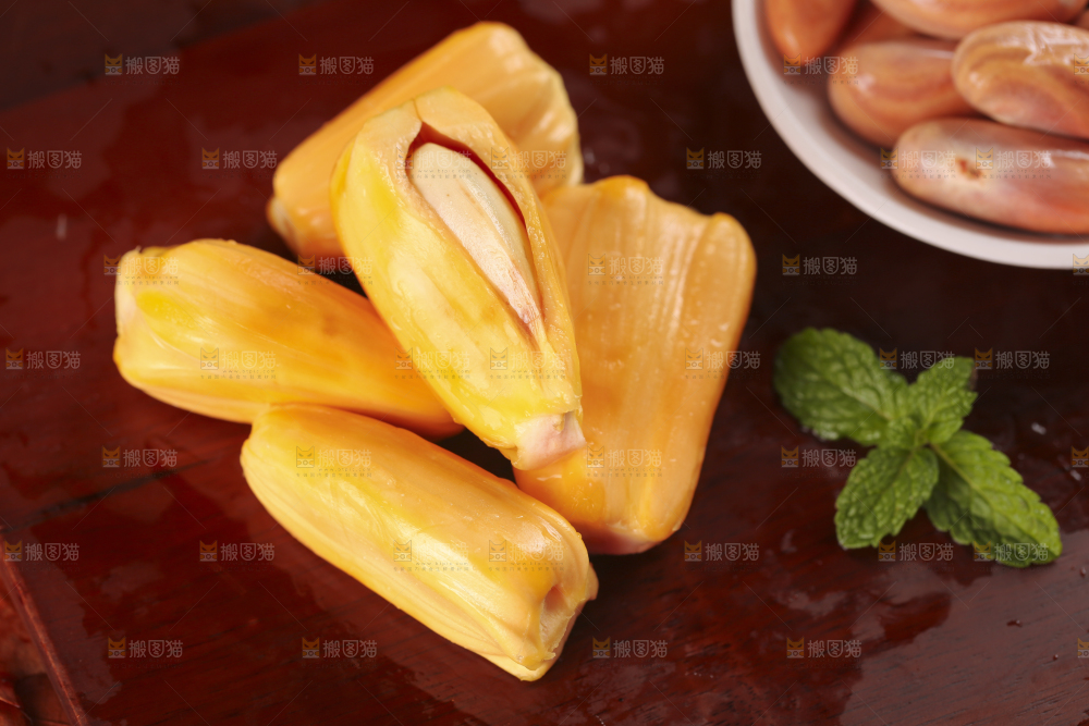 木板上的越南红心菠萝蜜