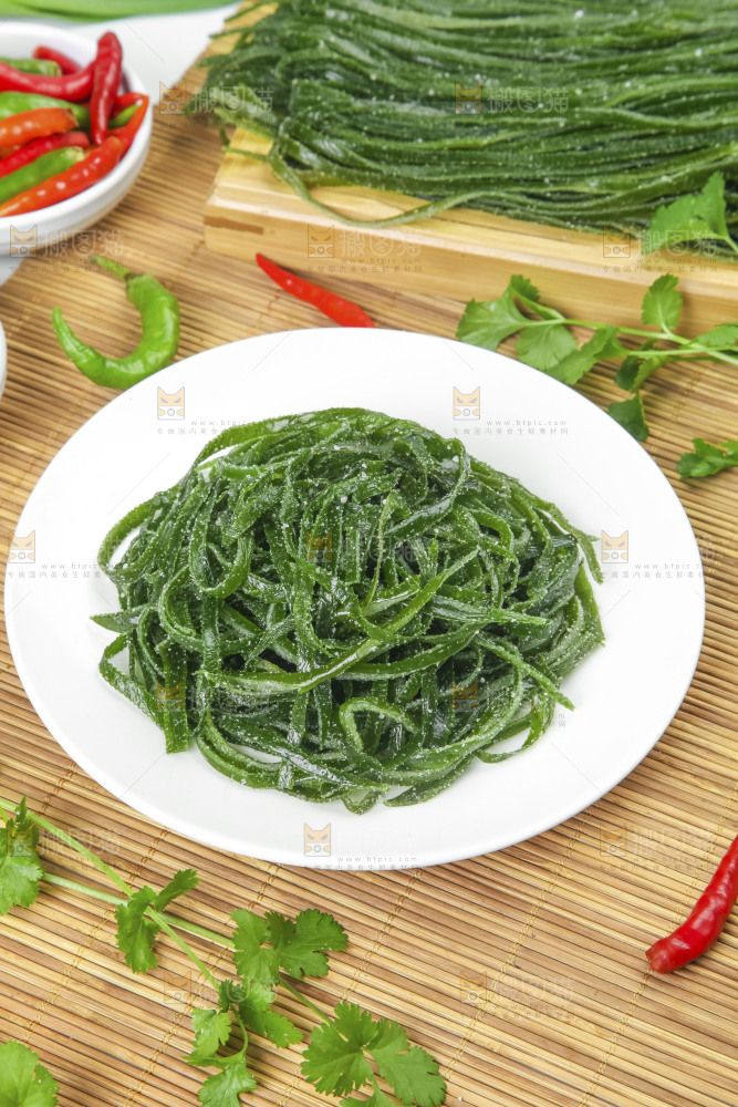 盘子里的盐渍海带丝