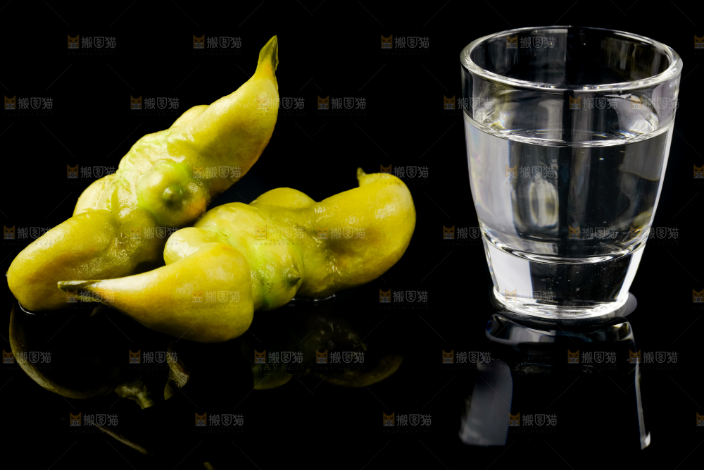 黑底上放着菱角和水
