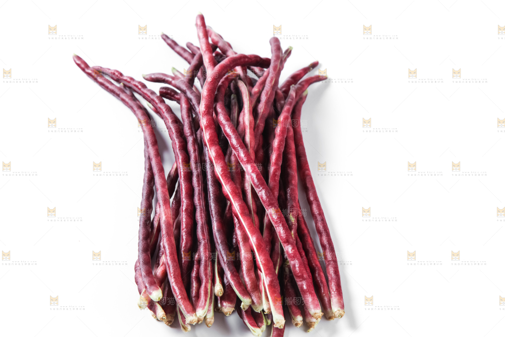 白底上放着紫豆角