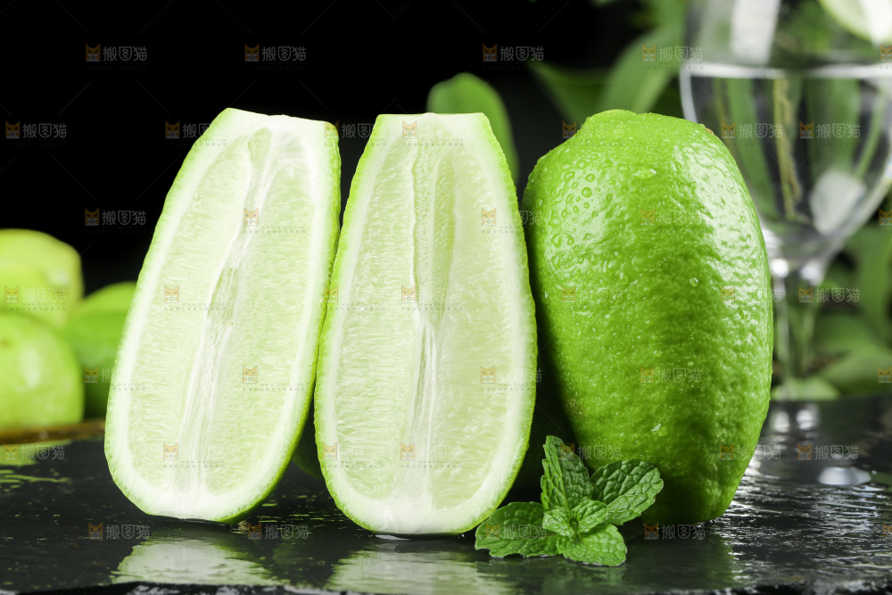 黑石板上摆放着海南香水柠檬