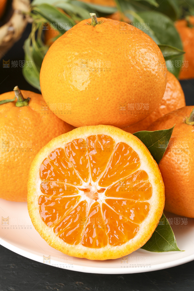 盘子里装着柑橘