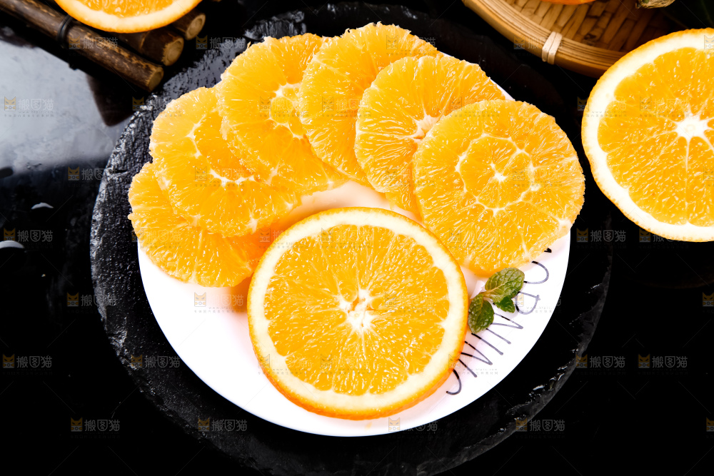 盘子里装着橙子果肉