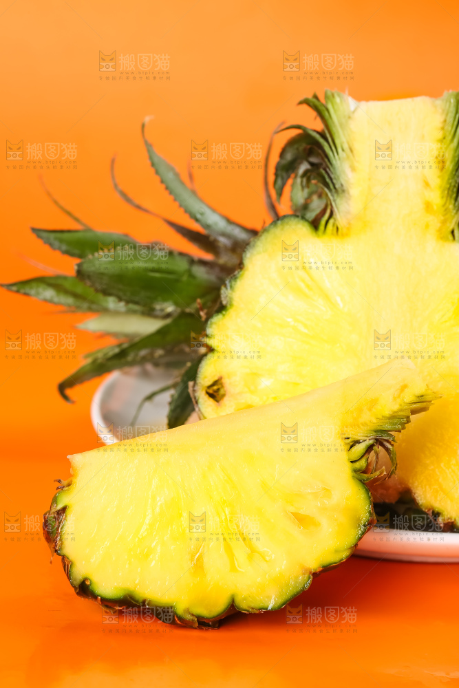 黄底上的泰国迷你小菠萝