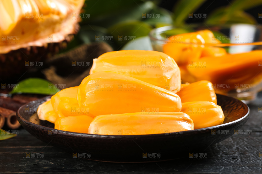 盘子里装着泰国红心菠萝蜜