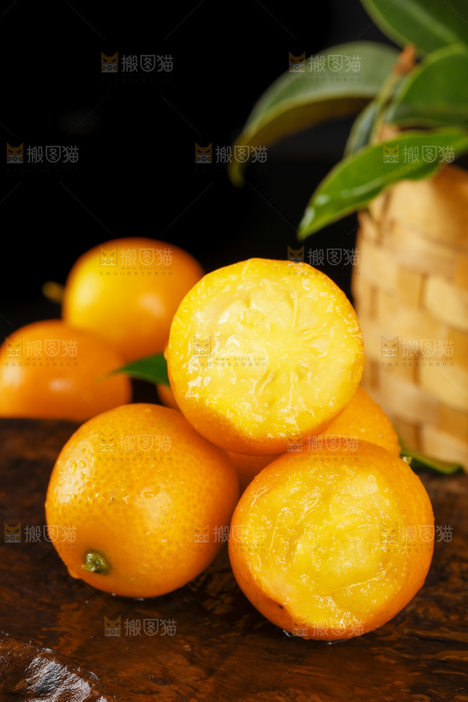 黑底上的小金桔