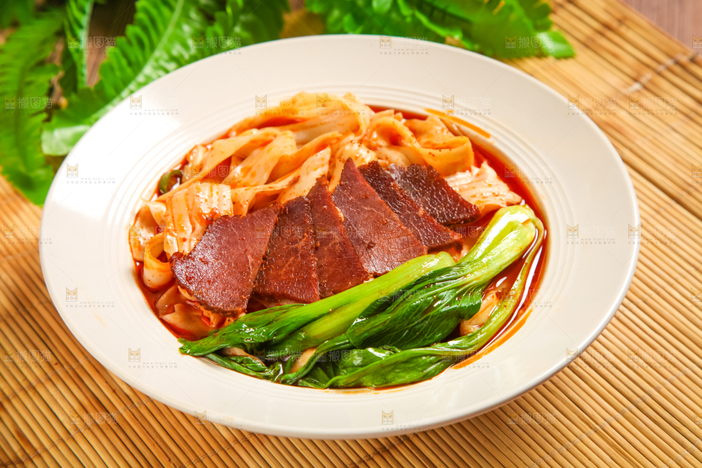 碗里的牛肉刀削面