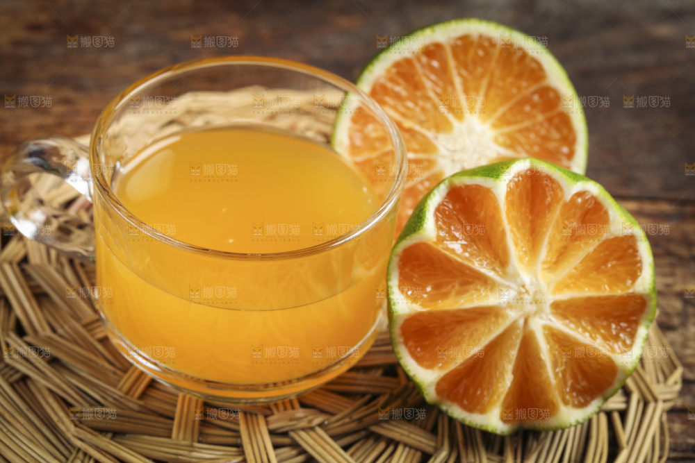 杯子里装着蜜橘汁