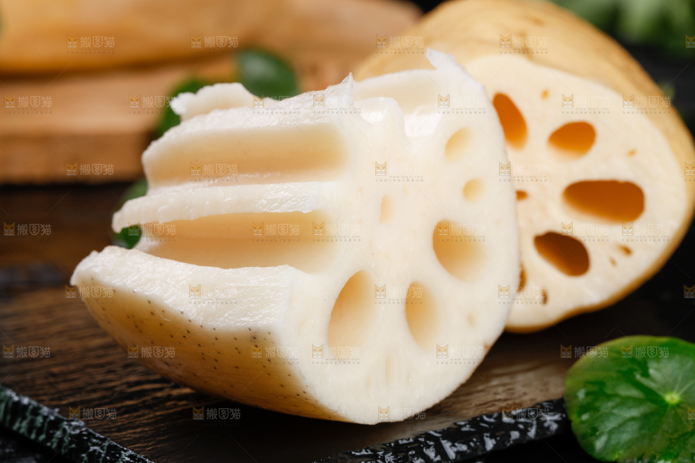黑底上的粉莲藕