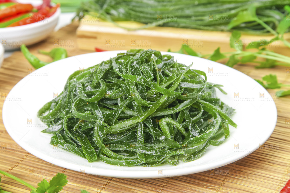 盘子里的盐渍海带丝