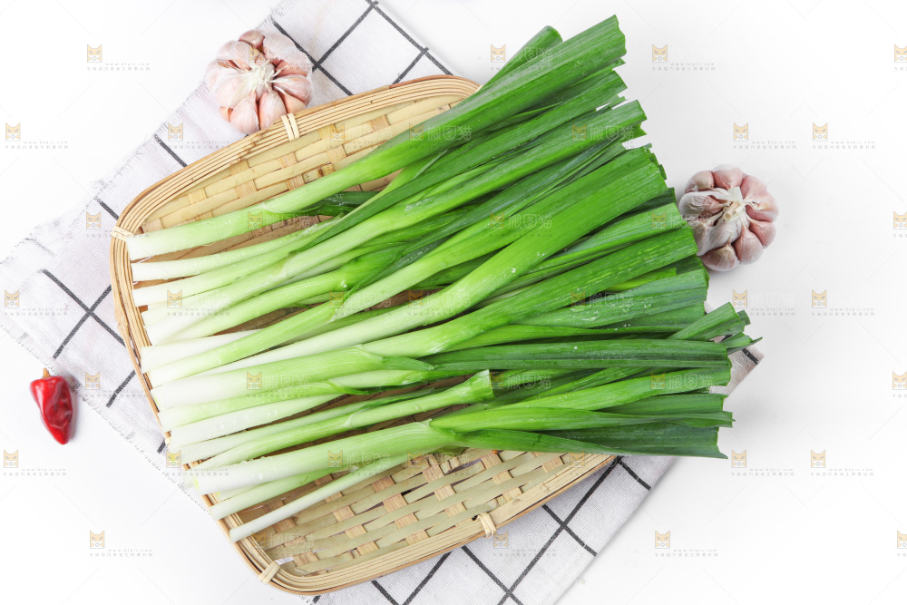 白底上放着蒜苗
