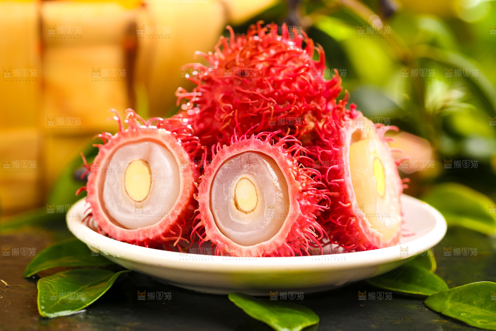 盘子里装着红毛丹
