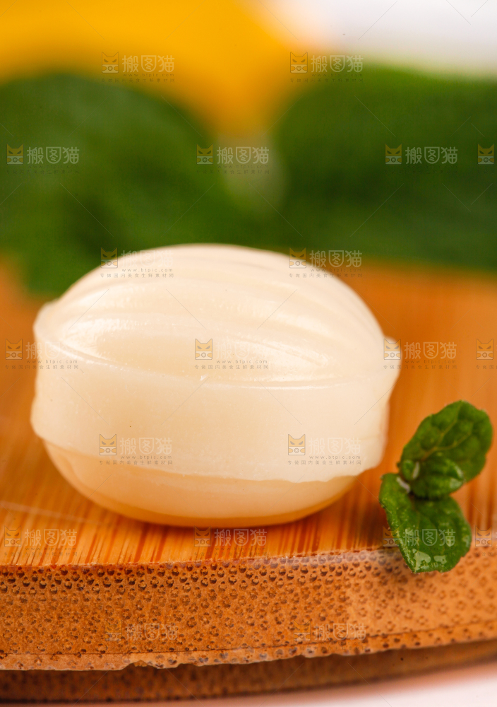 木板上放着牛奶味糖果